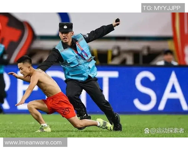 足球明星赛场意外脱裤子引发全场哗然球迷热议背后故事揭秘 足球明星赛场意外脱裤子引发全场哗然球迷热议背后故事揭秘